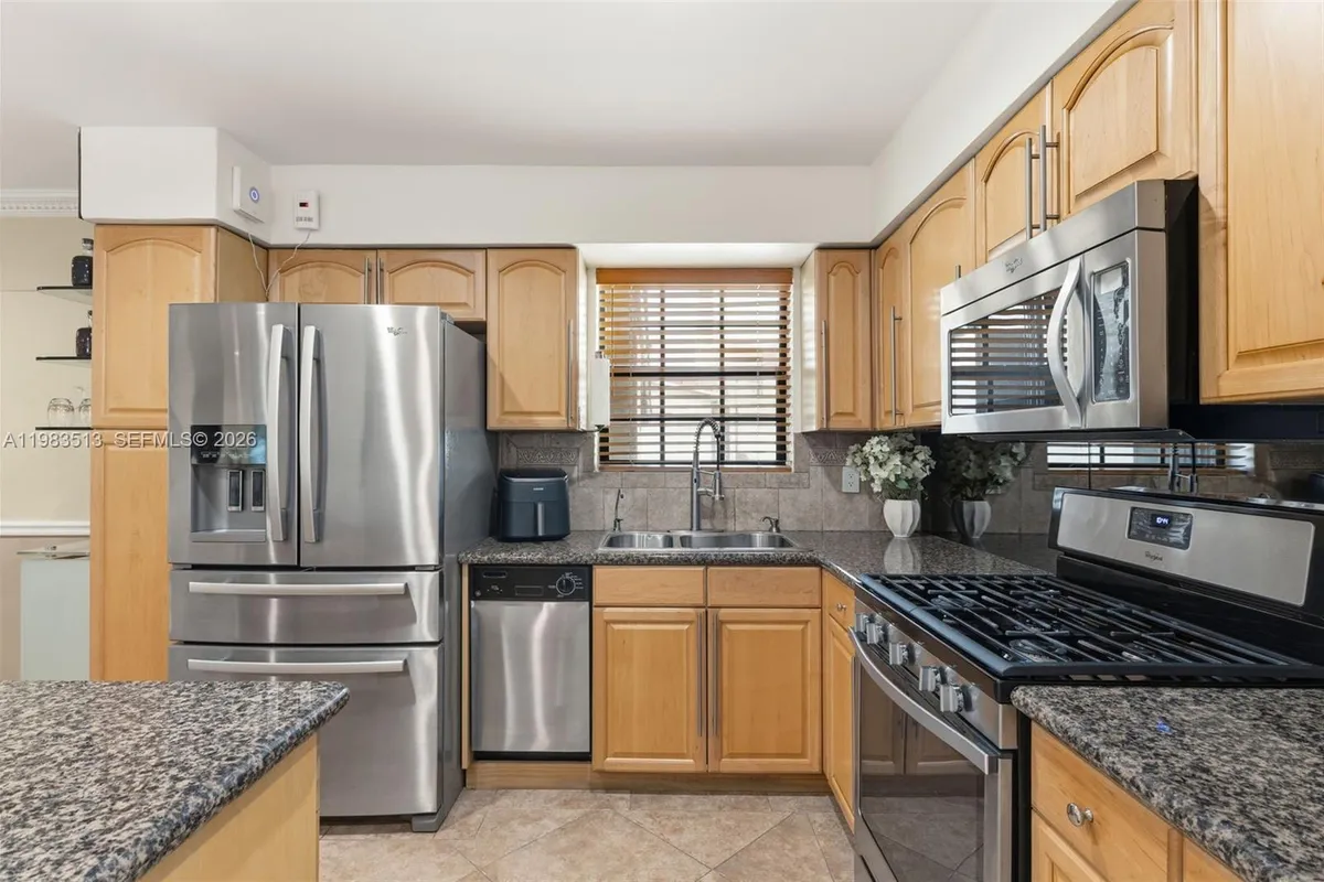 2485 NE 214th St, Miami FL 33180