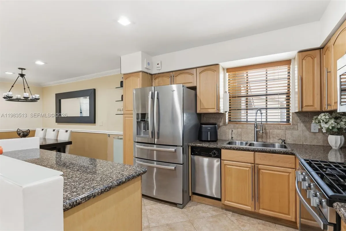 2485 NE 214th St, Miami FL 33180