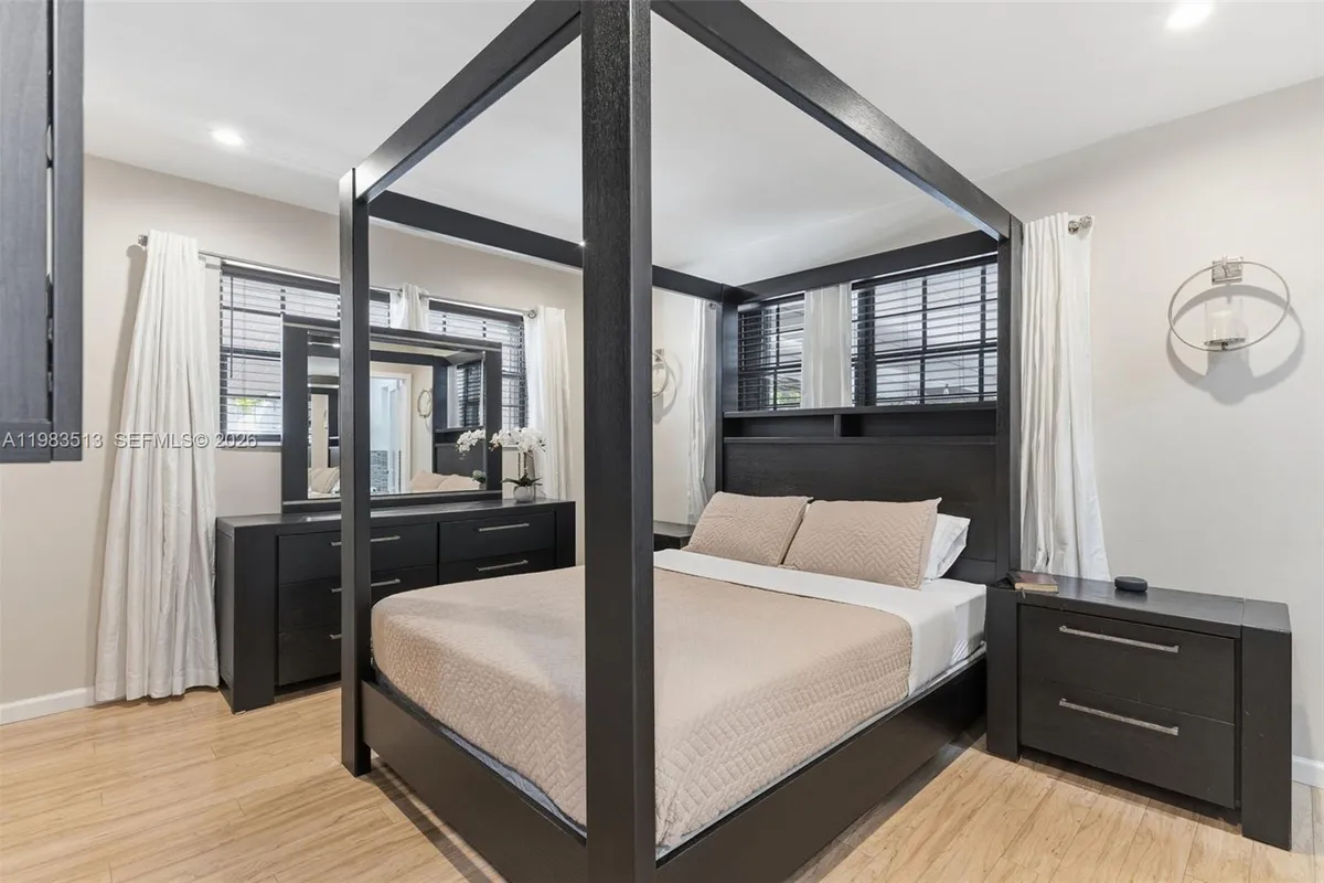 2485 NE 214th St, Miami FL 33180