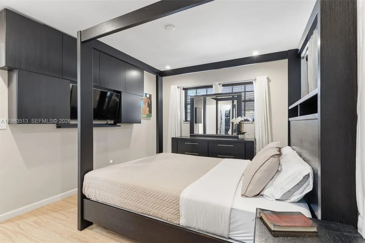 2485 NE 214th St, Miami FL 33180