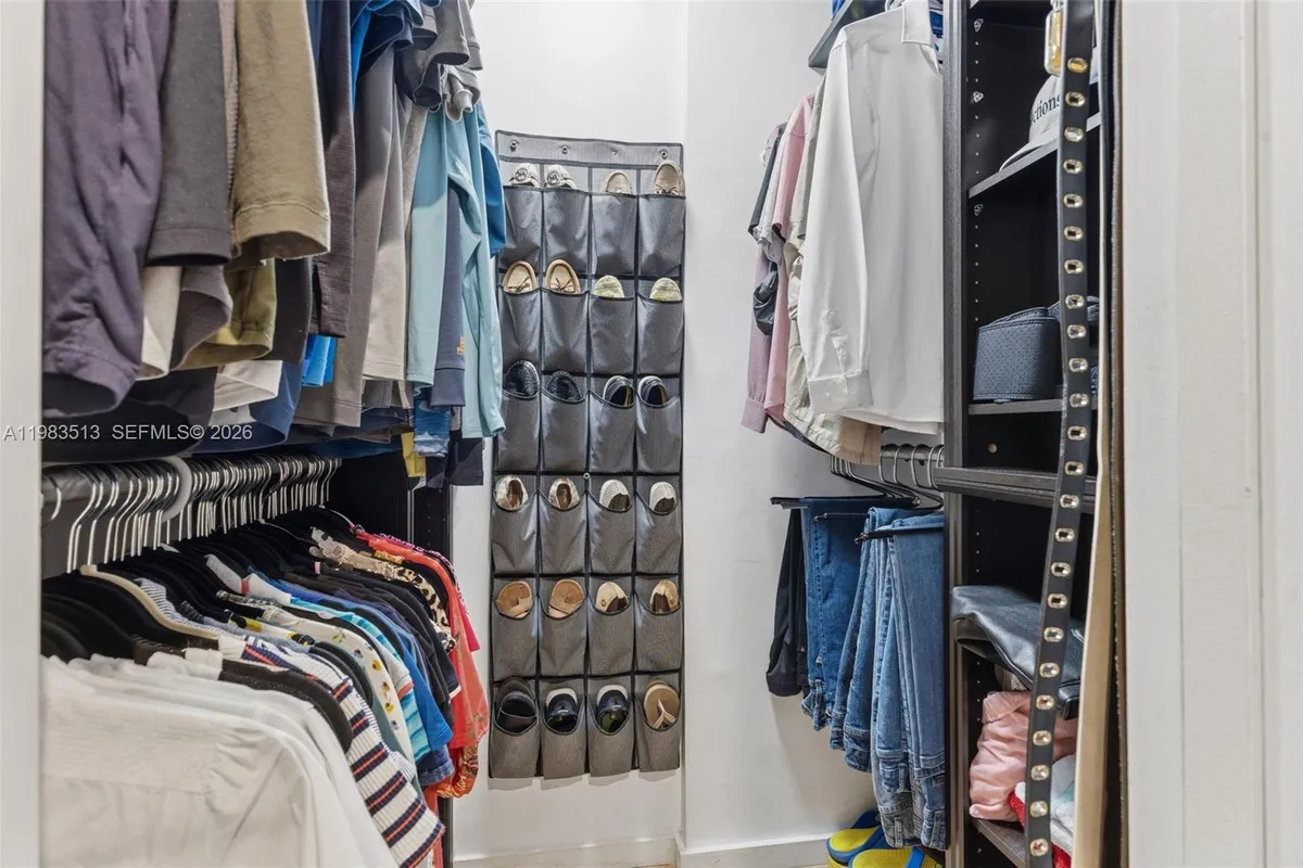 2485 NE 214th St, Miami FL 33180