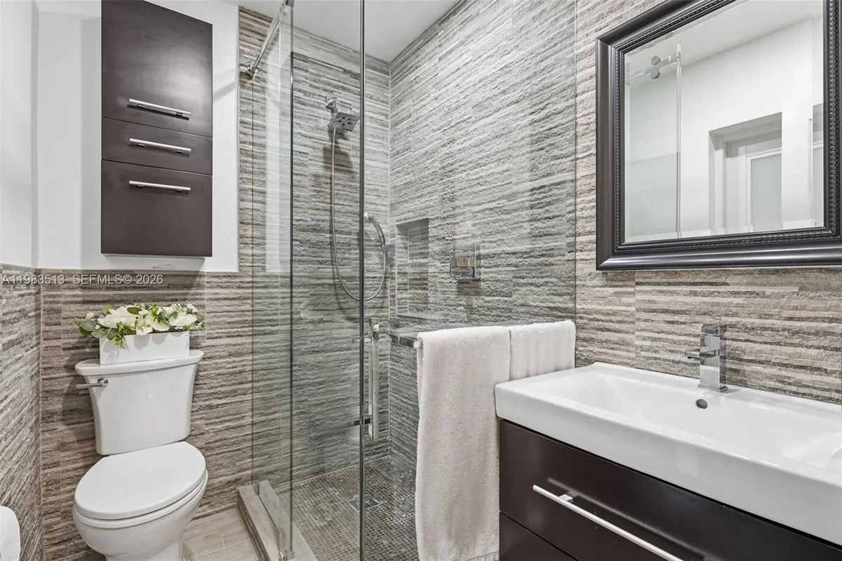 2485 NE 214th St, Miami FL 33180