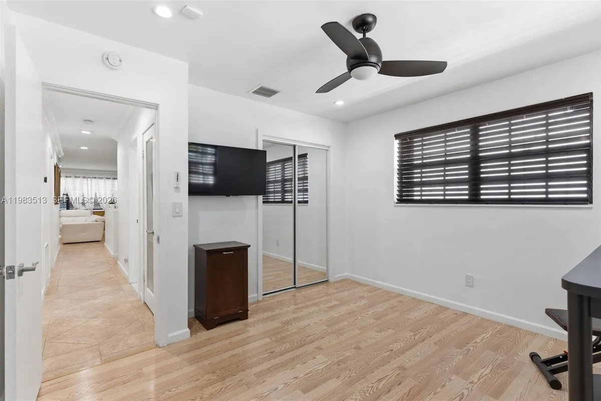 2485 NE 214th St, Miami FL 33180