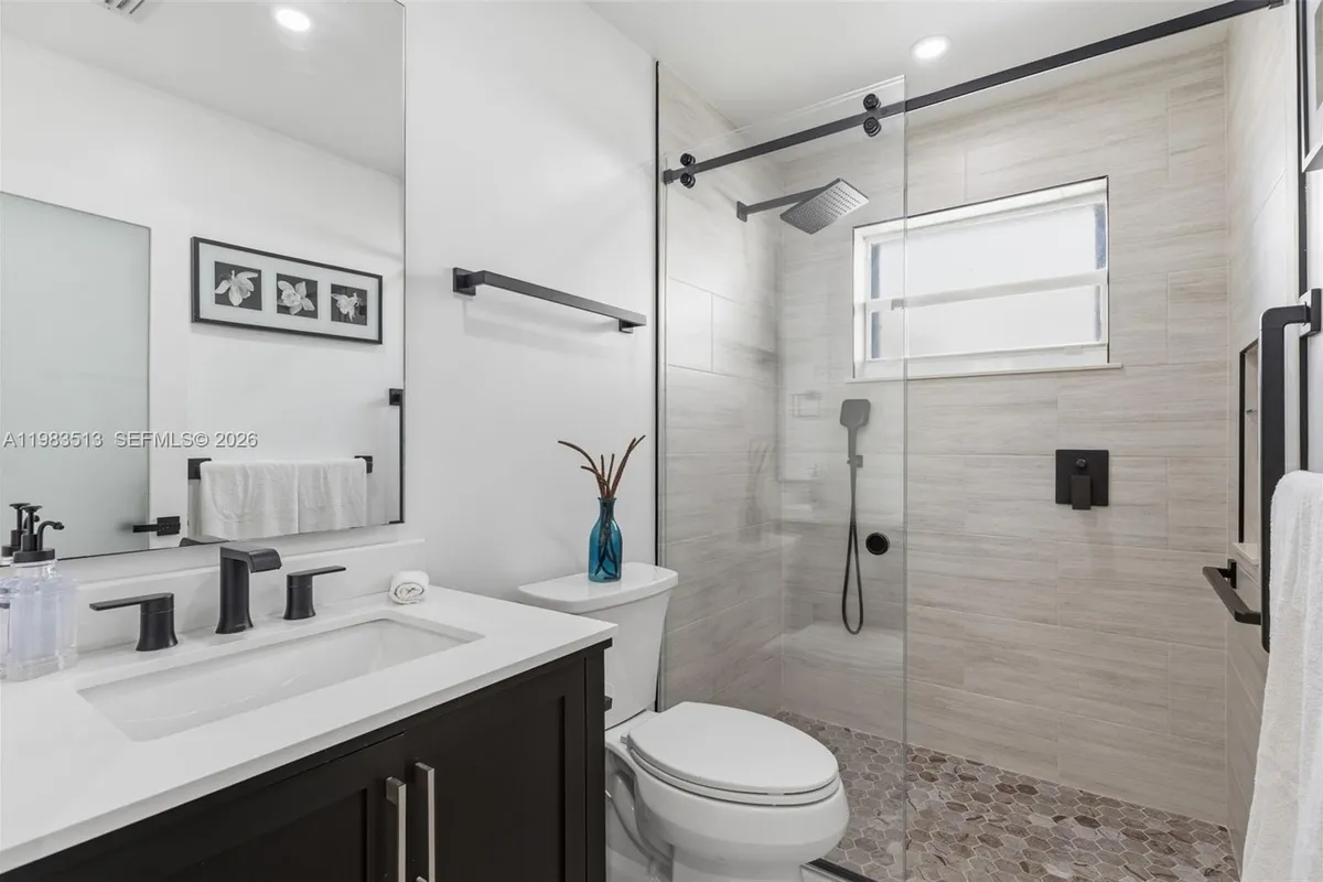 2485 NE 214th St, Miami FL 33180