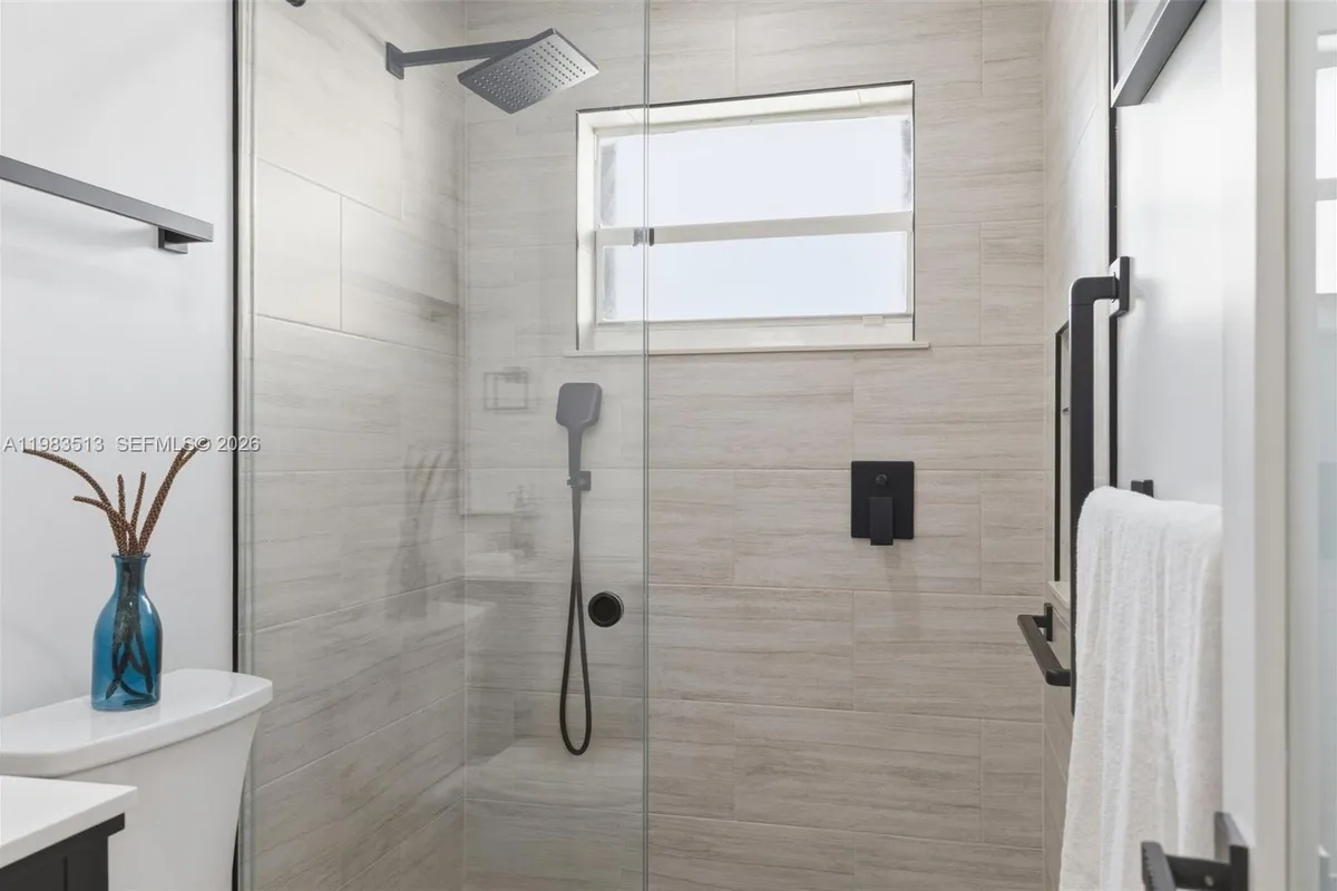 2485 NE 214th St, Miami FL 33180