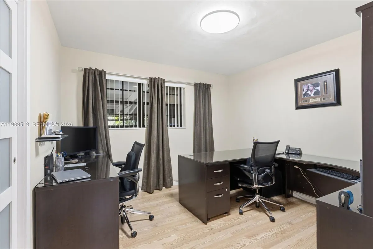 2485 NE 214th St, Miami FL 33180