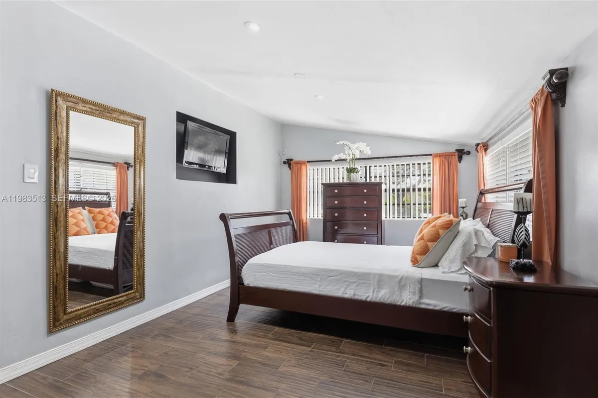 2485 NE 214th St, Miami FL 33180