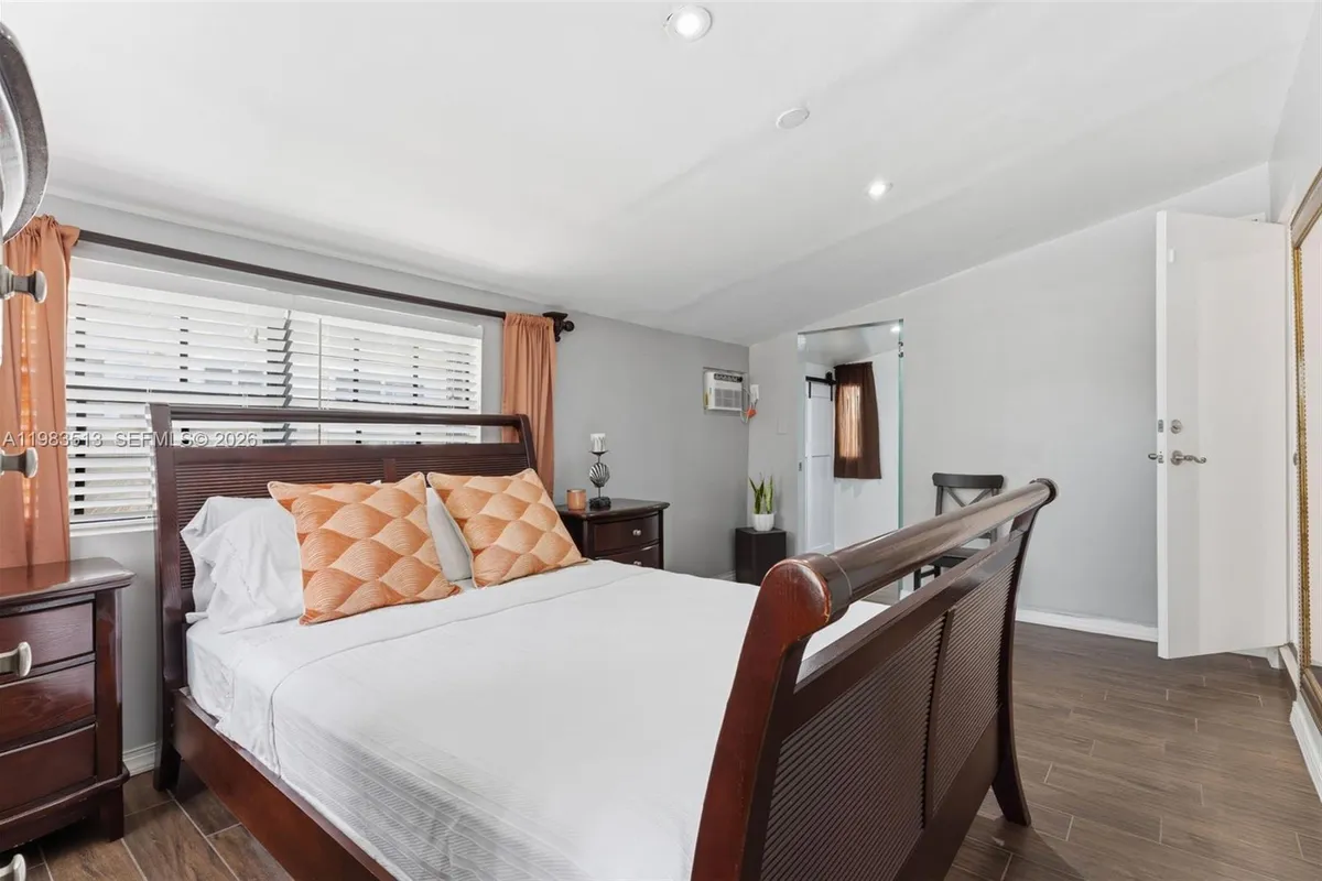 2485 NE 214th St, Miami FL 33180