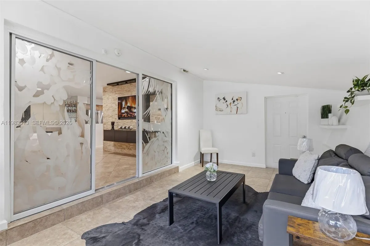 2485 NE 214th St, Miami FL 33180