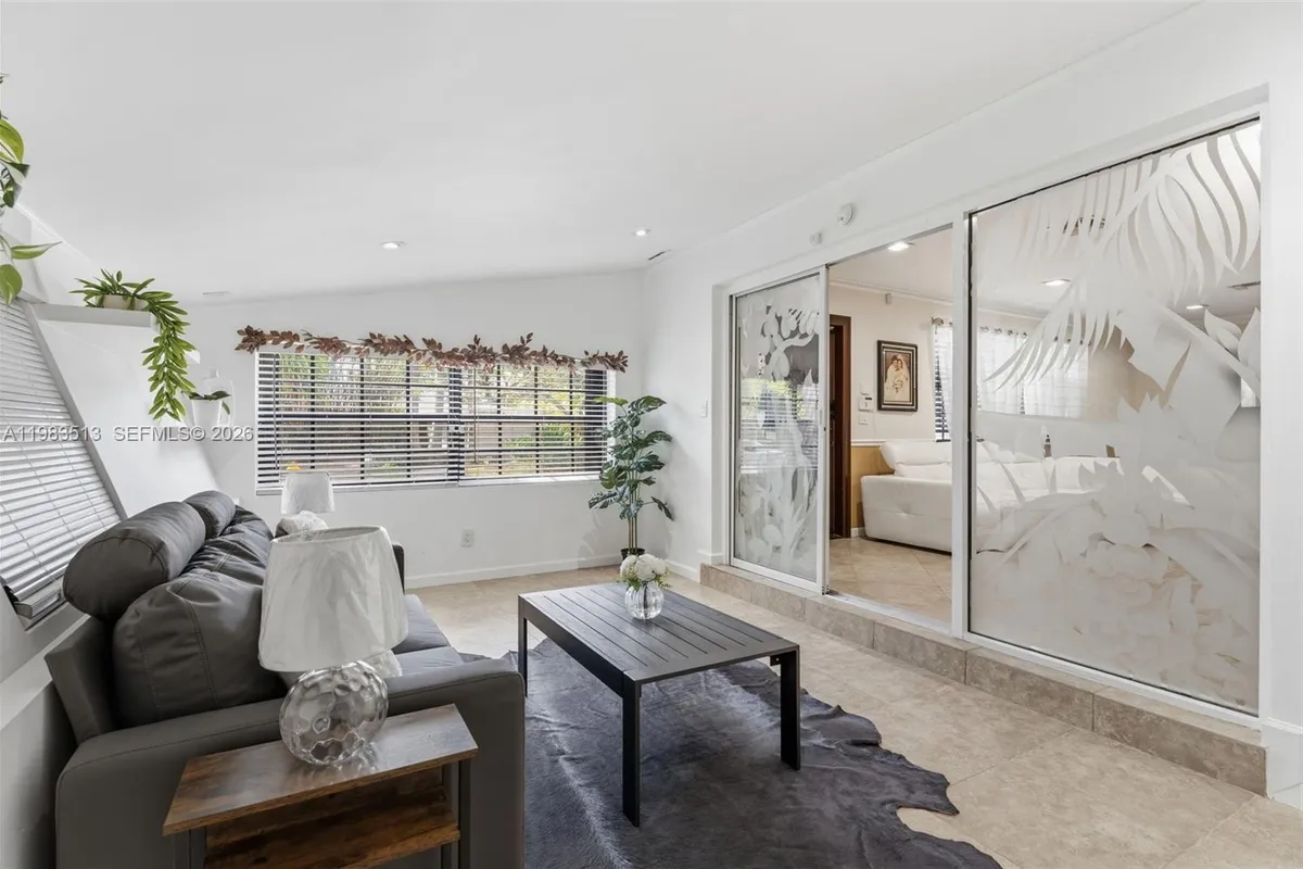 2485 NE 214th St, Miami FL 33180