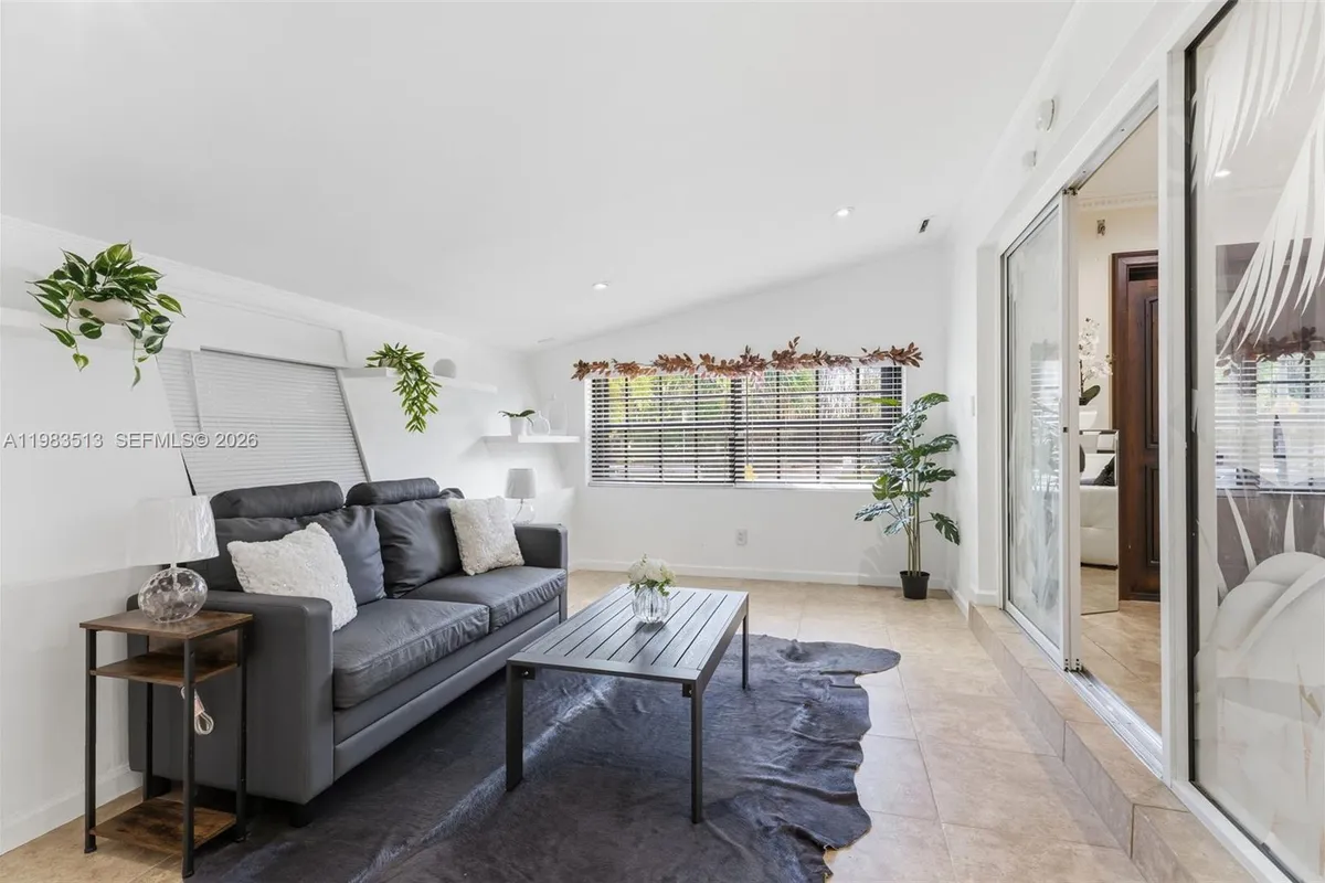 2485 NE 214th St, Miami FL 33180