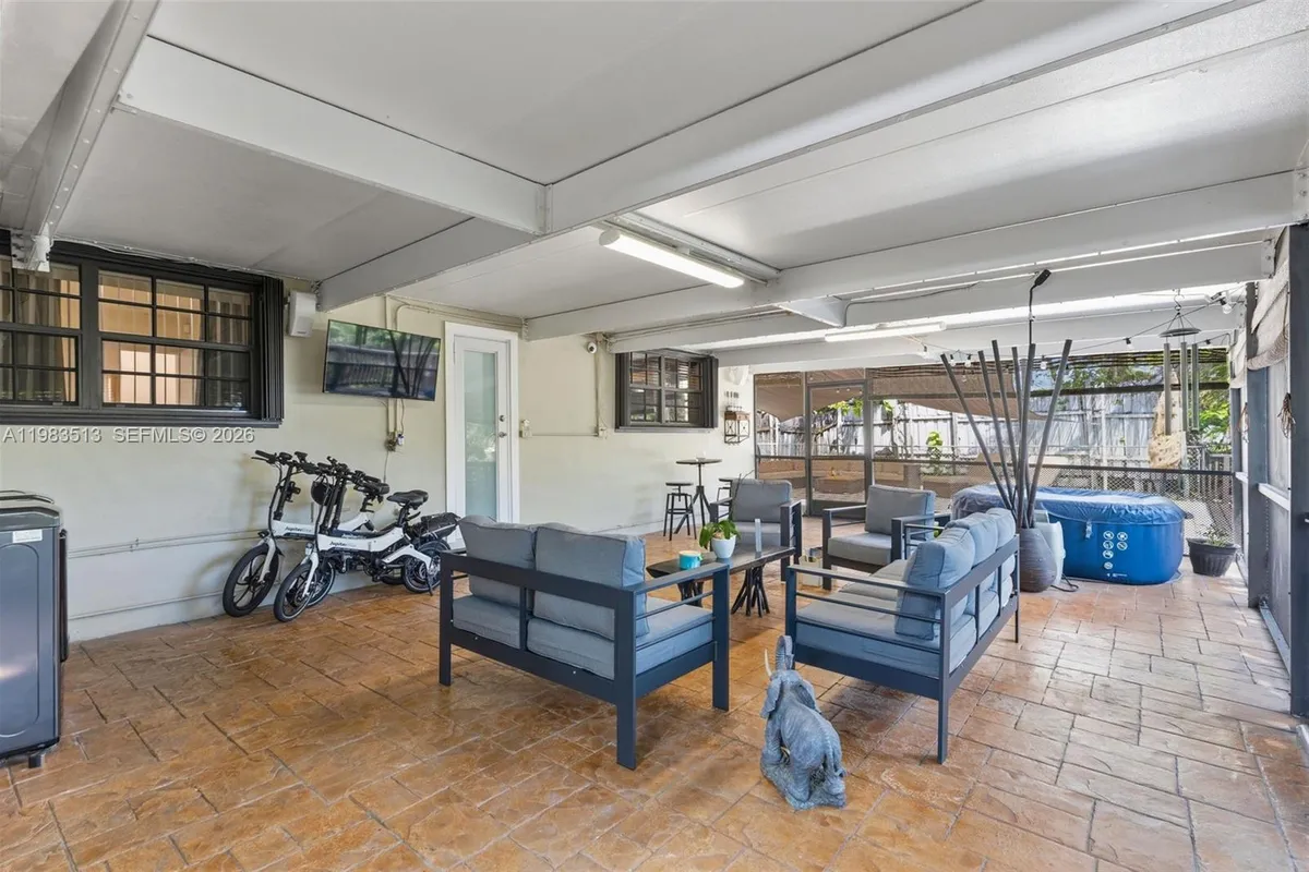 2485 NE 214th St, Miami FL 33180