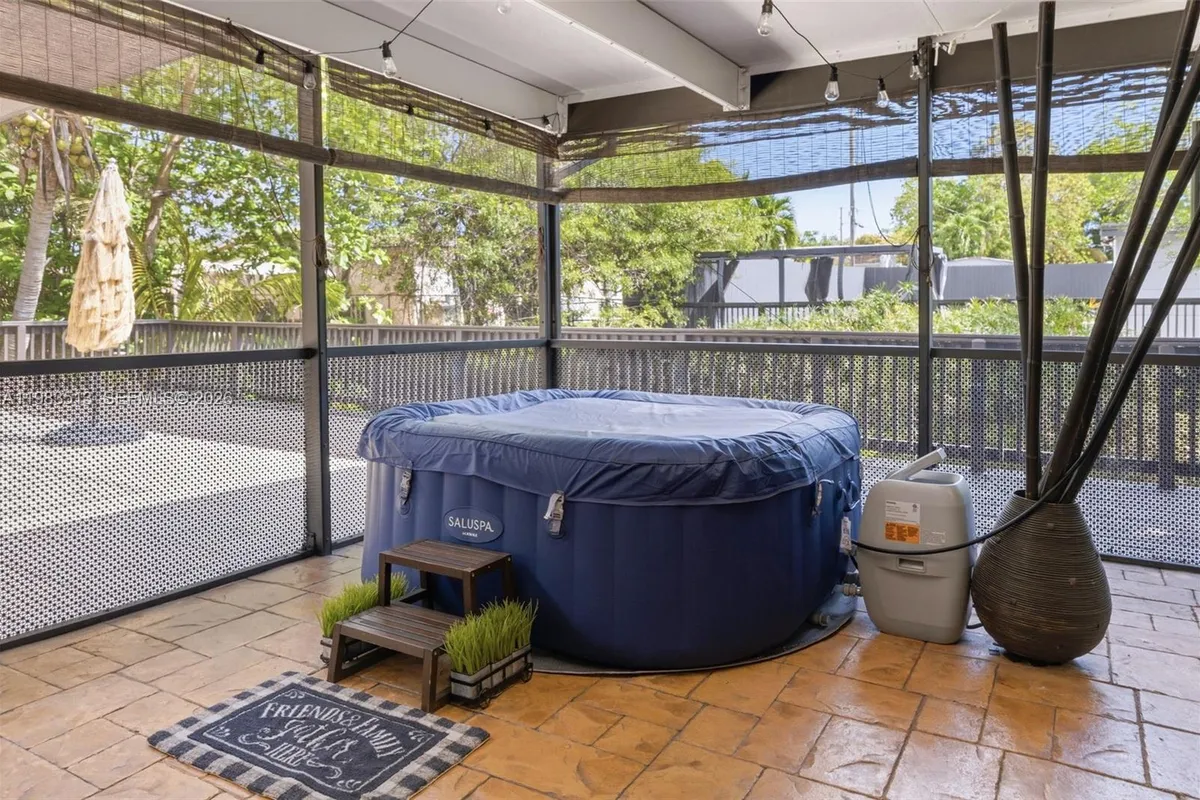 2485 NE 214th St, Miami FL 33180