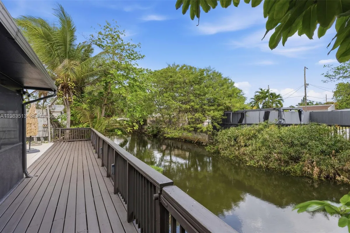 2485 NE 214th St, Miami FL 33180