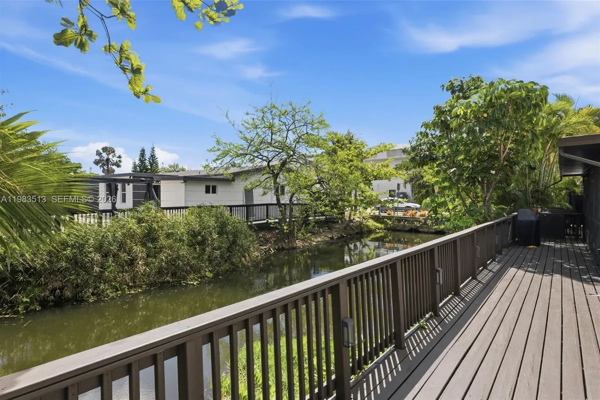 2485 NE 214th St, Miami FL 33180