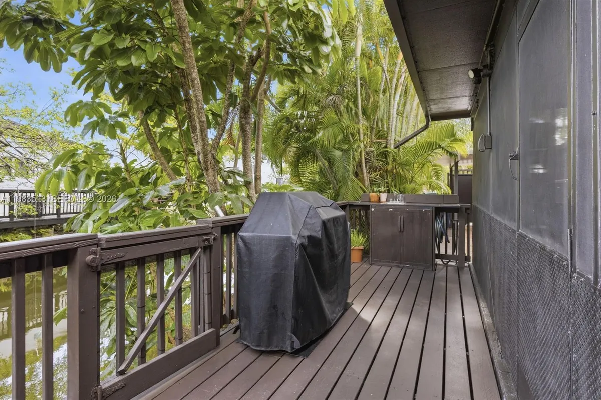 2485 NE 214th St, Miami FL 33180