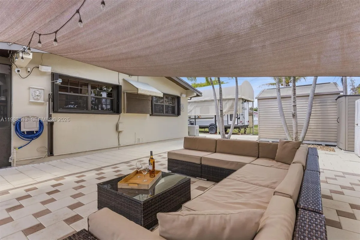 2485 NE 214th St, Miami FL 33180