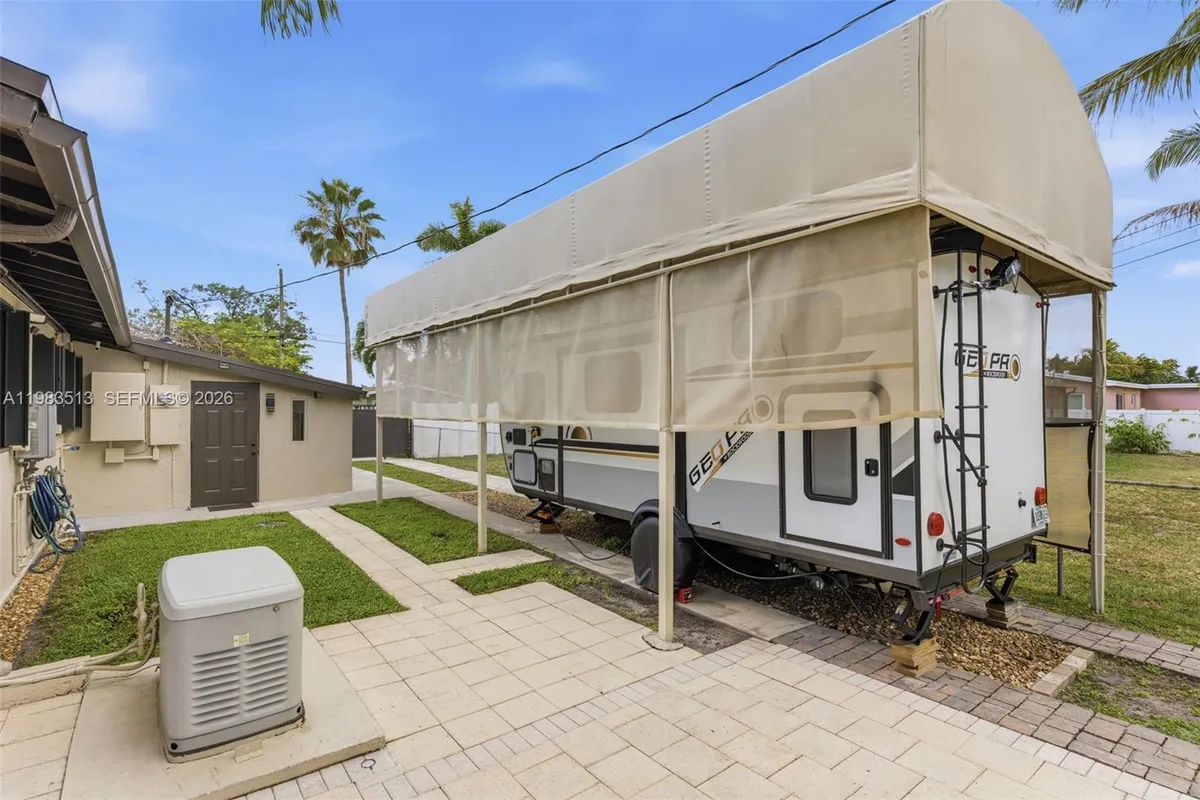 2485 NE 214th St, Miami FL 33180