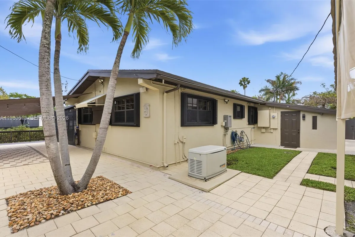 2485 NE 214th St, Miami FL 33180