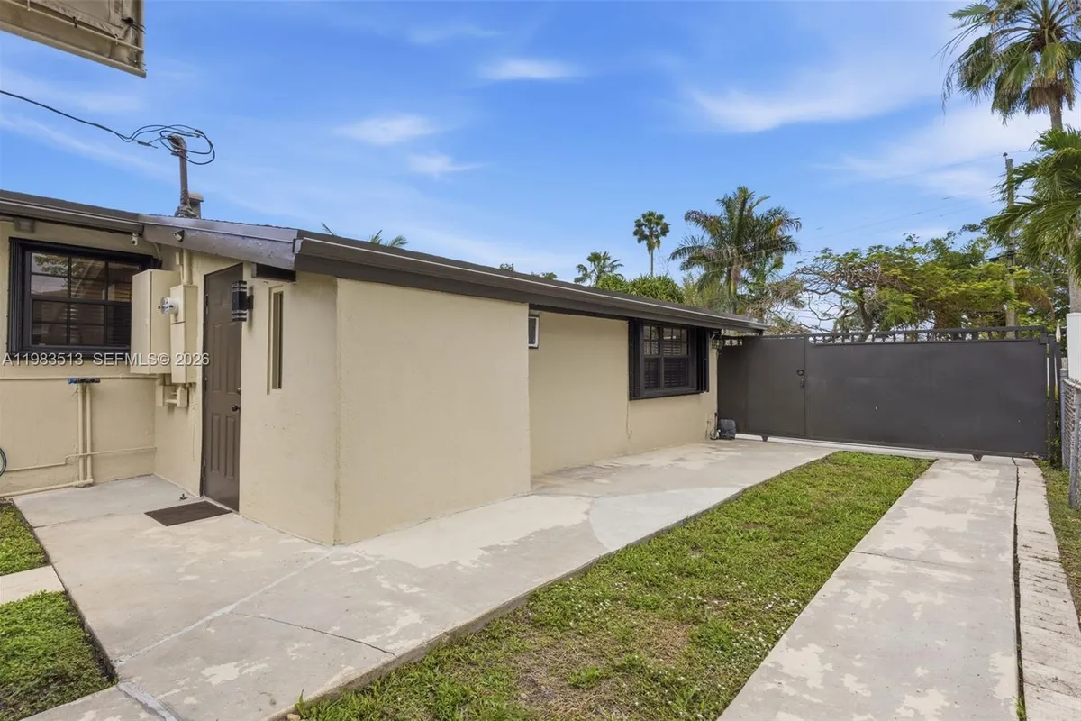 2485 NE 214th St, Miami FL 33180