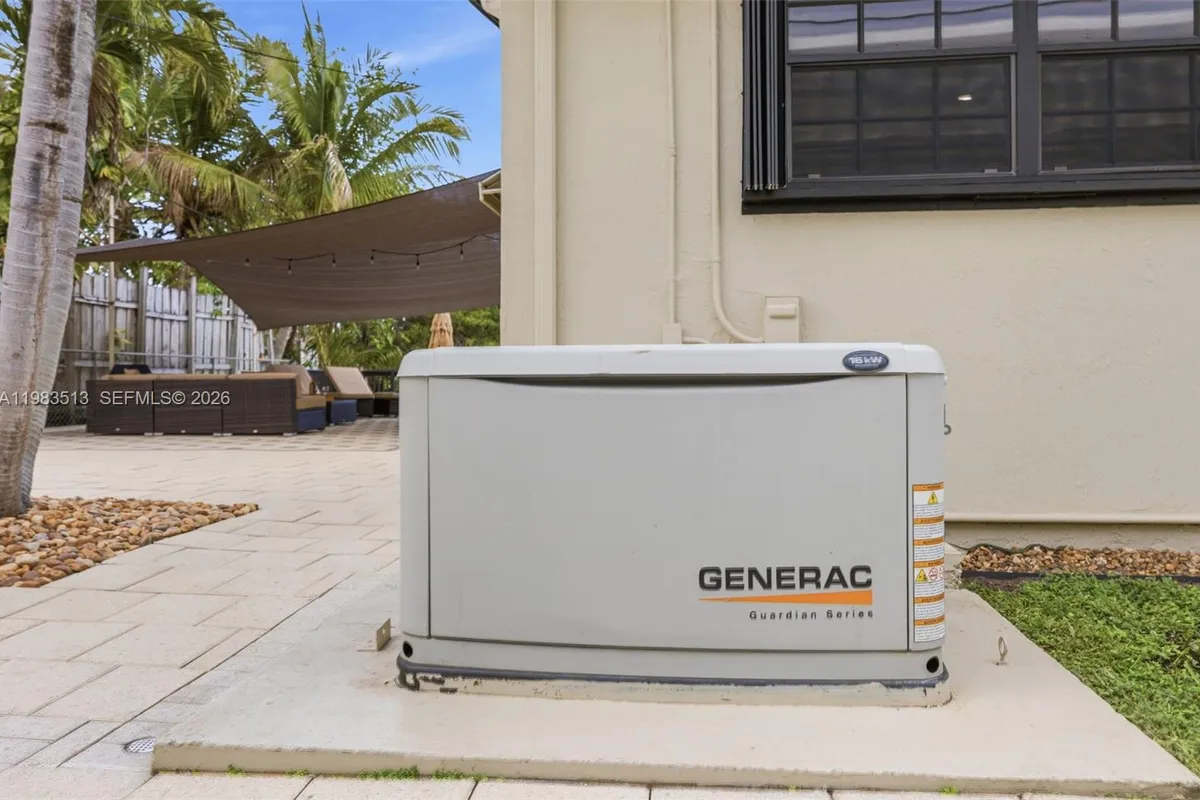 2485 NE 214th St, Miami FL 33180