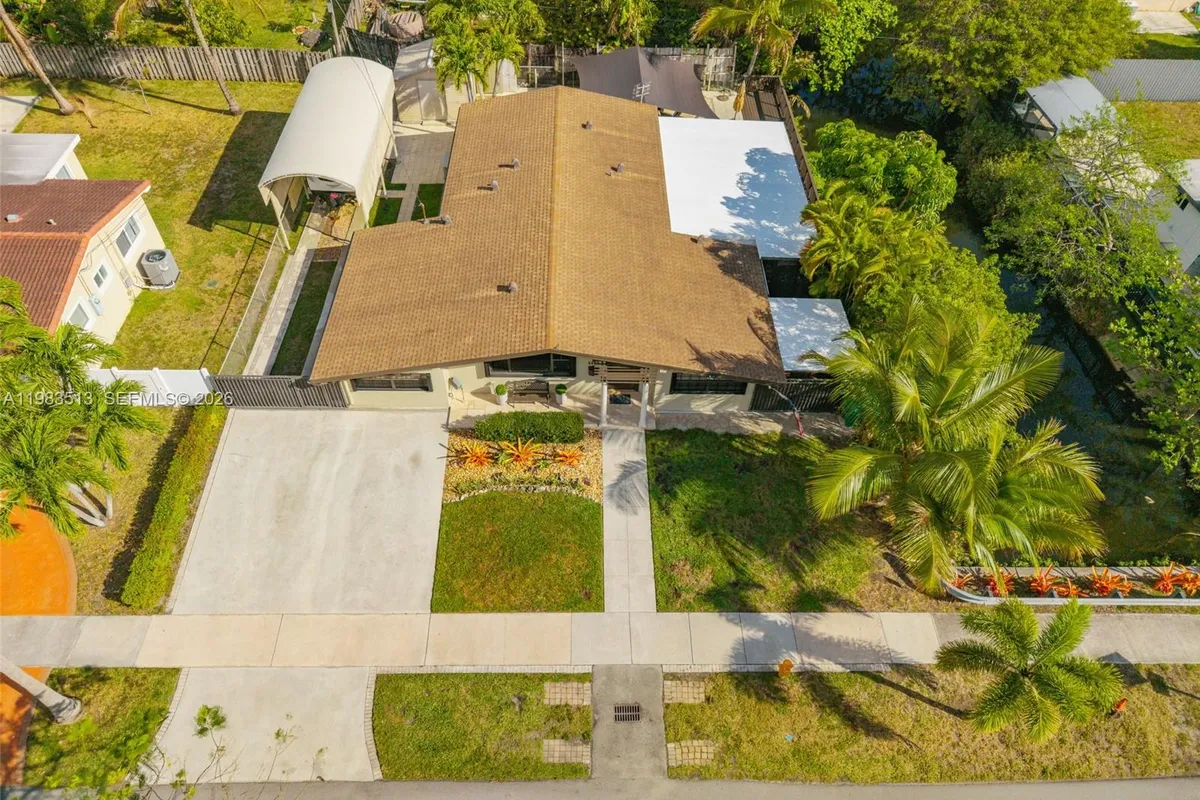 2485 NE 214th St, Miami FL 33180