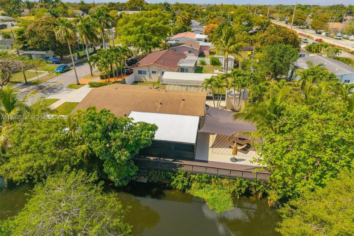 2485 NE 214th St, Miami FL 33180