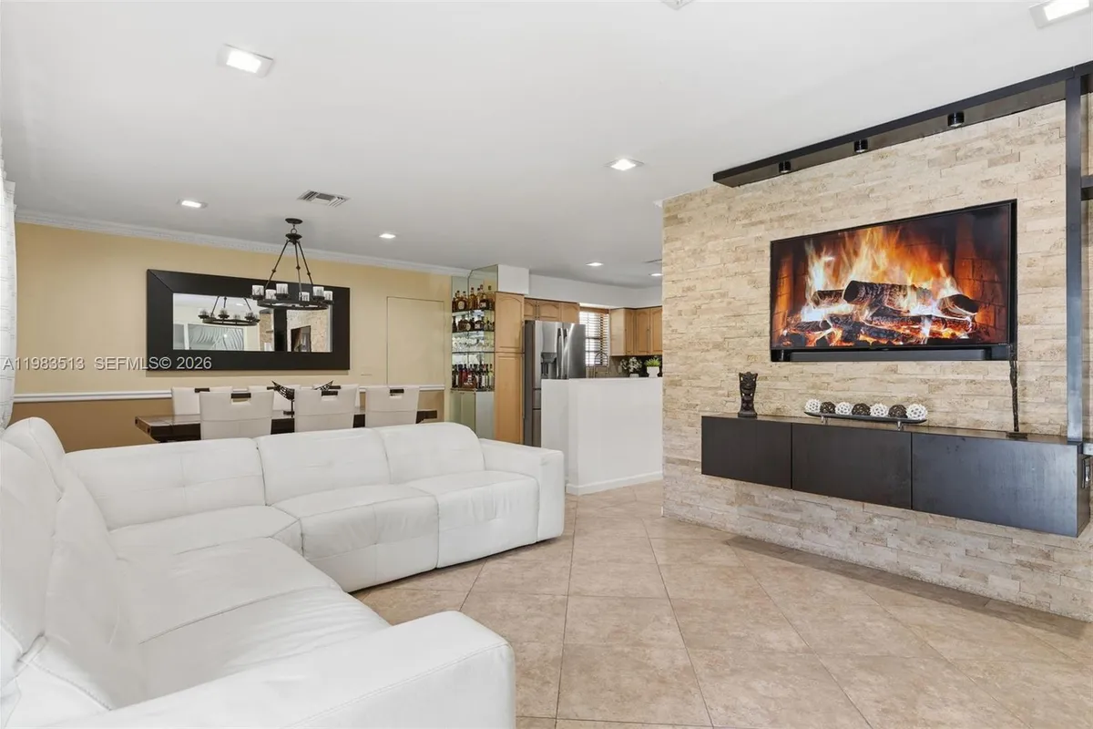 2485 NE 214th St, Miami FL 33180