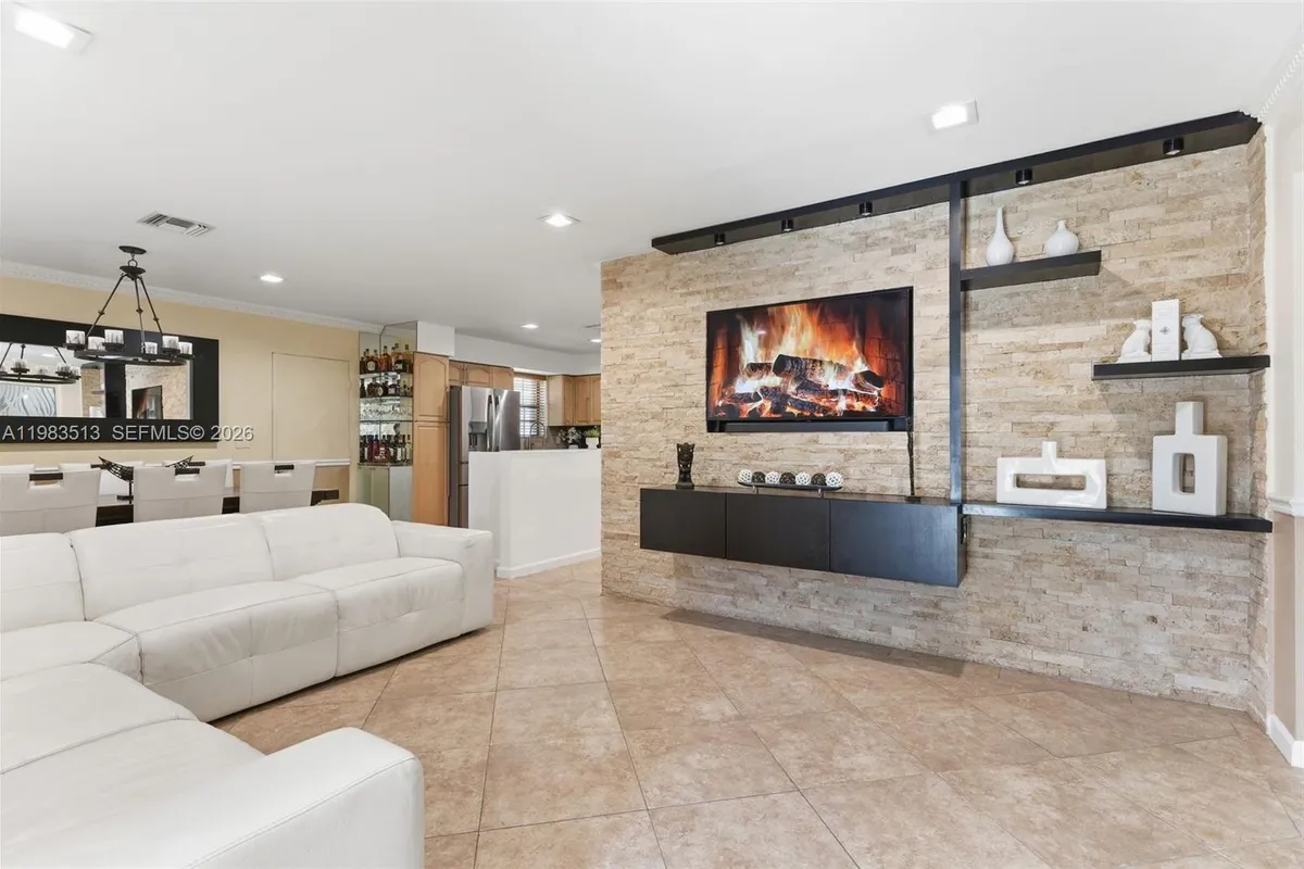 2485 NE 214th St, Miami FL 33180