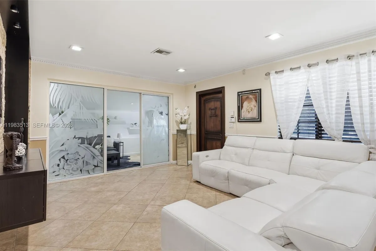 2485 NE 214th St, Miami FL 33180