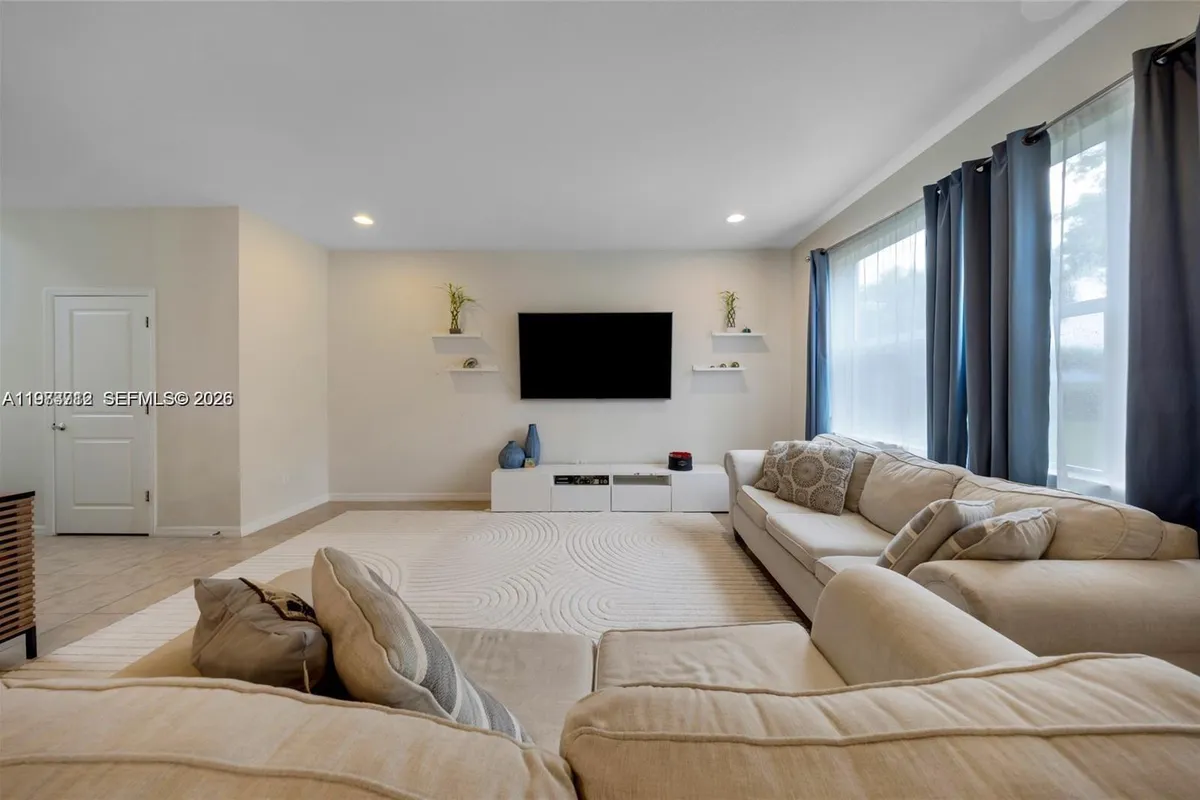 932 Banyan Dr, Hollywood FL 33021