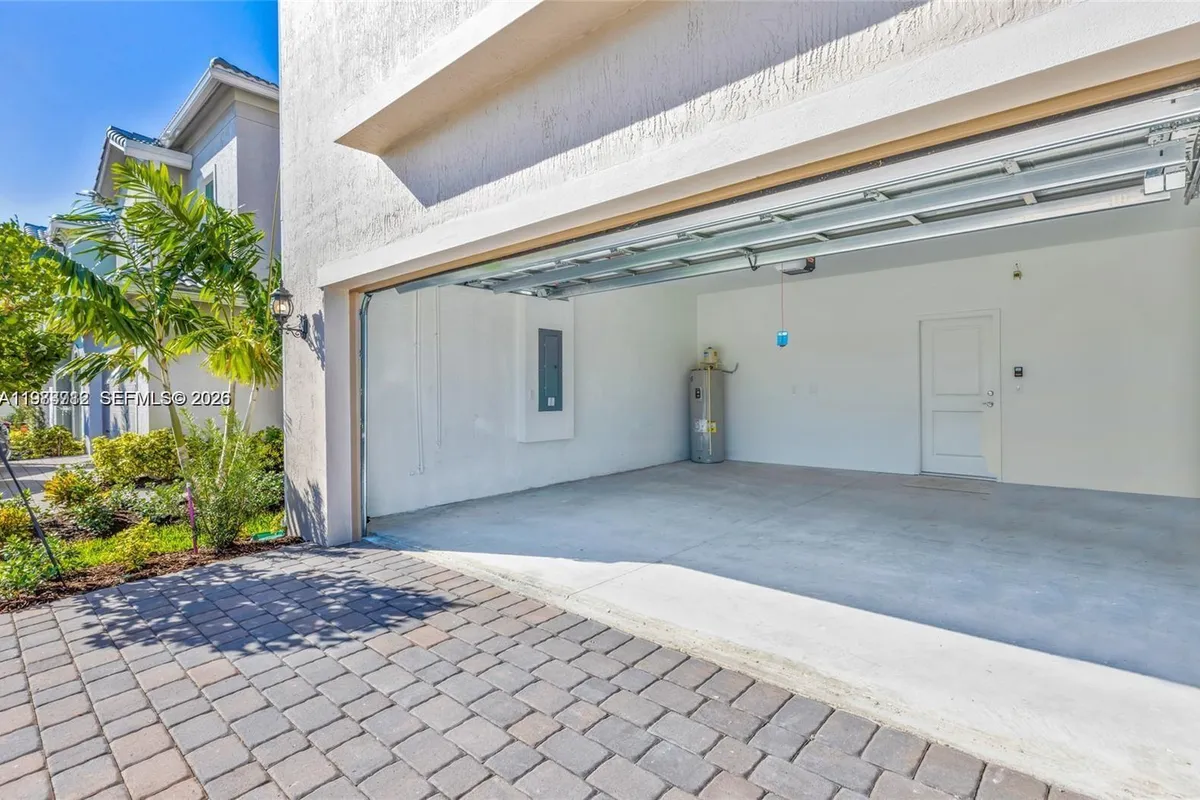 932 Banyan Dr, Hollywood FL 33021