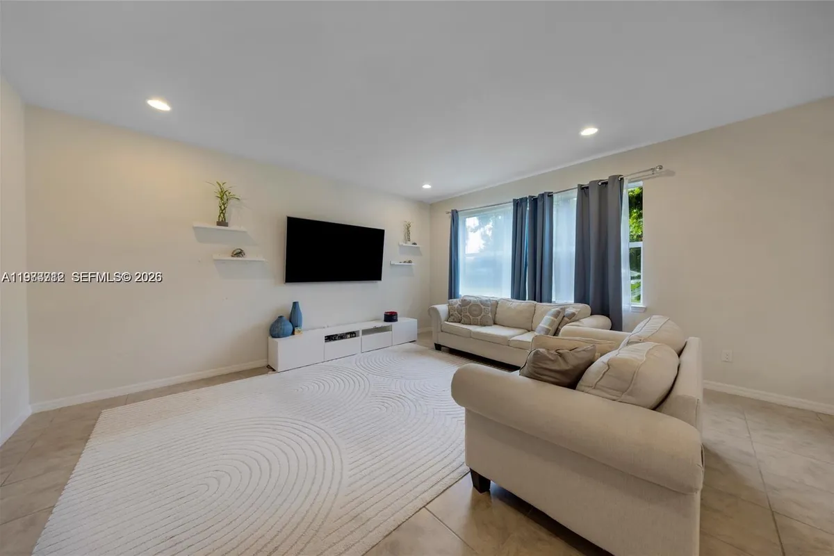 932 Banyan Dr, Hollywood FL 33021