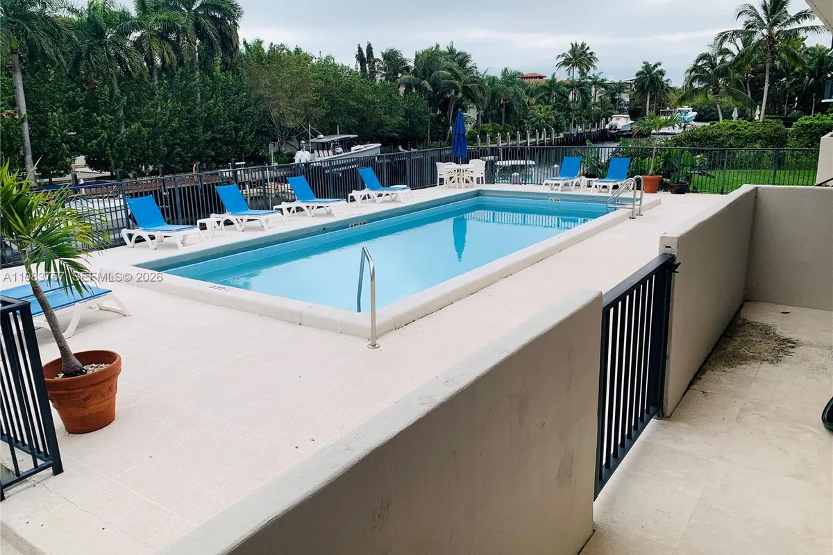 6815 Edgewater Dr # 105, Coral Gables FL 33133