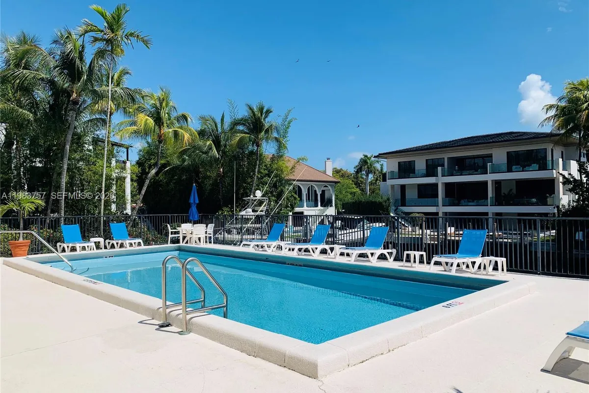 6815 Edgewater Dr # 105, Coral Gables FL 33133