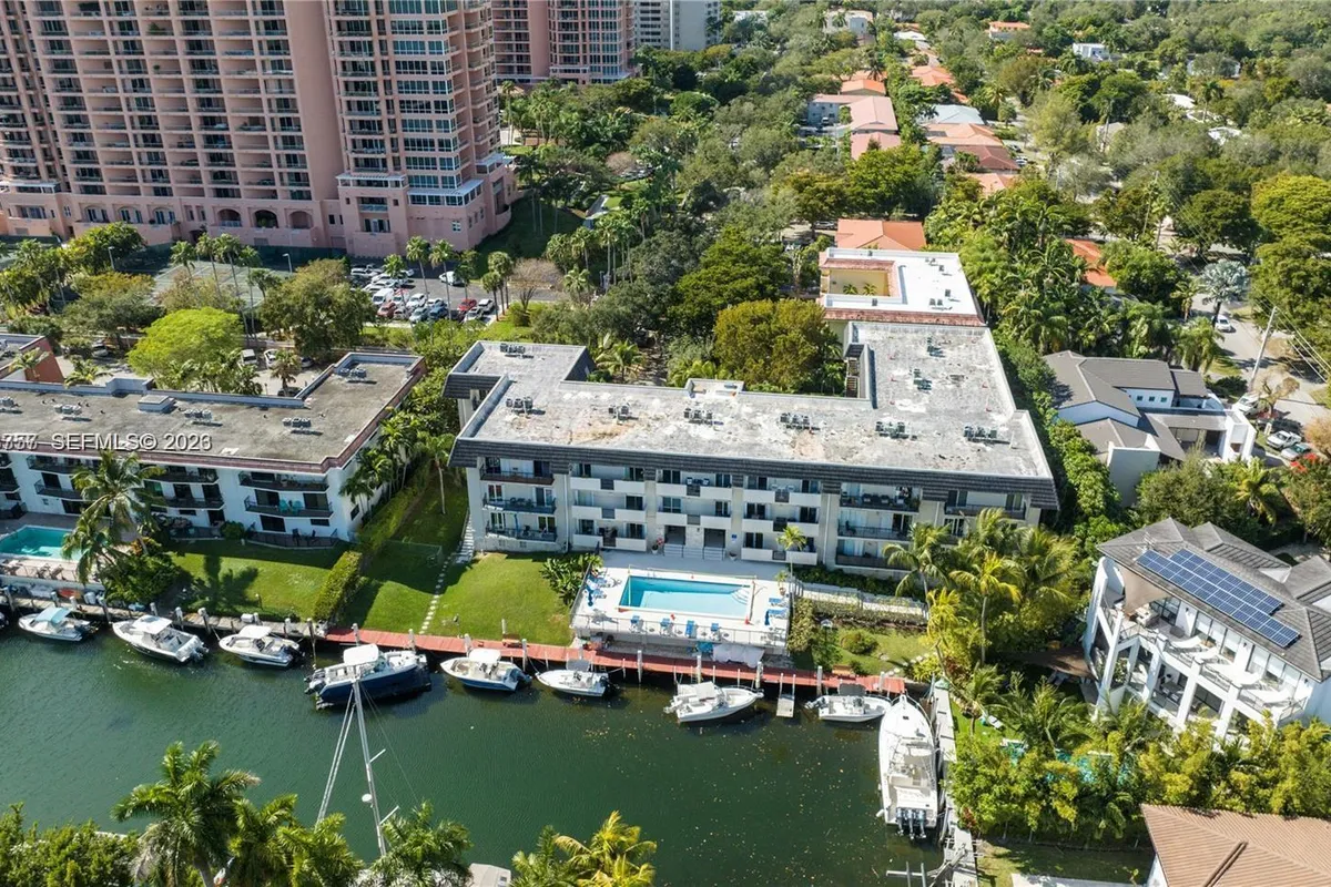 6815 Edgewater Dr # 105, Coral Gables FL 33133