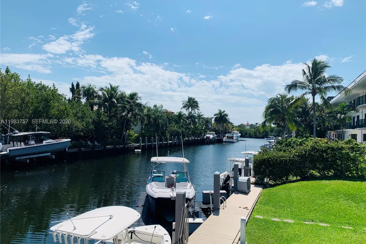 6815 Edgewater Dr # 105, Coral Gables FL 33133