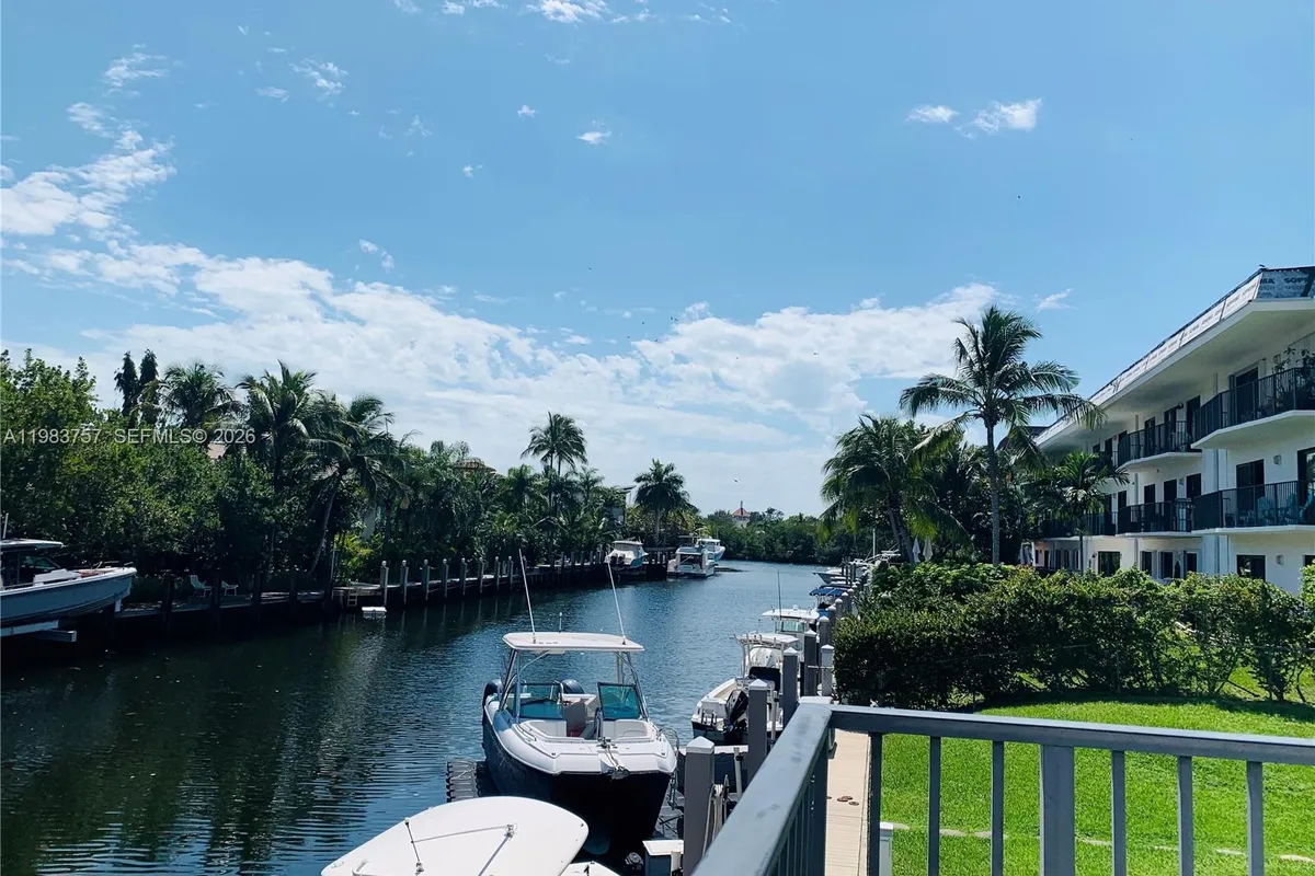 6815 Edgewater Dr # 105, Coral Gables FL 33133