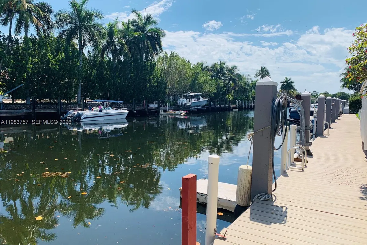 6815 Edgewater Dr # 105, Coral Gables FL 33133