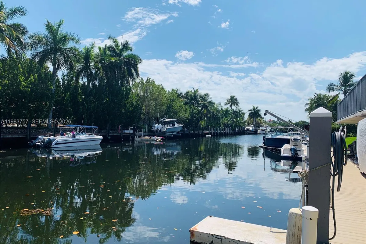 6815 Edgewater Dr # 105, Coral Gables FL 33133