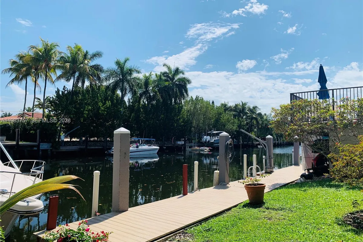 6815 Edgewater Dr # 105, Coral Gables FL 33133