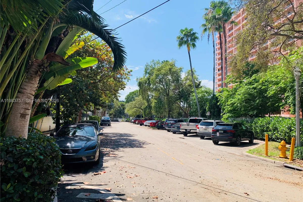 6815 Edgewater Dr # 105, Coral Gables FL 33133