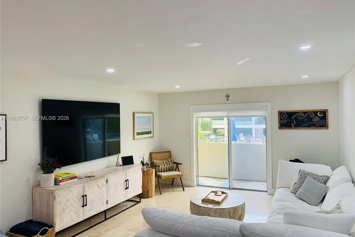 6815 Edgewater Dr # 105, Coral Gables FL 33133