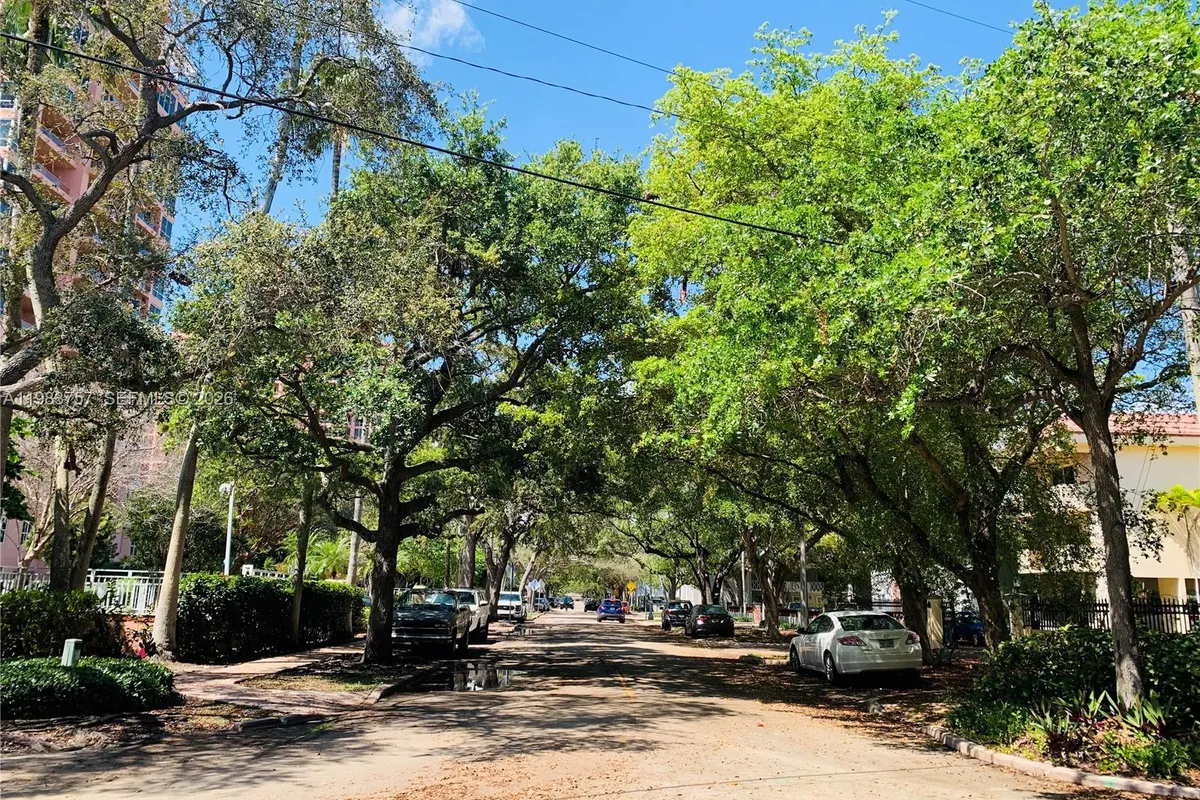 6815 Edgewater Dr # 105, Coral Gables FL 33133