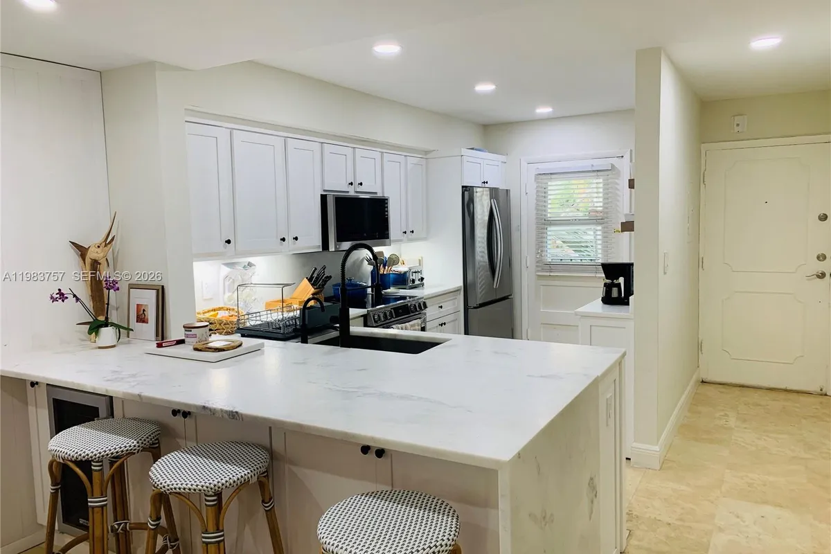 6815 Edgewater Dr # 105, Coral Gables FL 33133