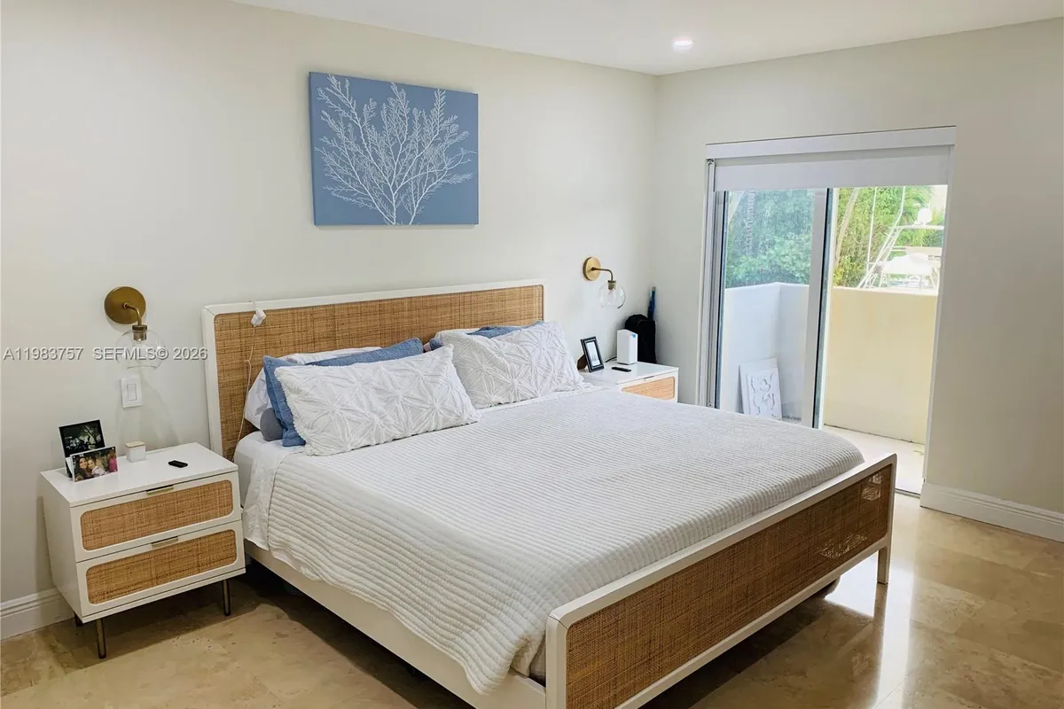 6815 Edgewater Dr # 105, Coral Gables FL 33133