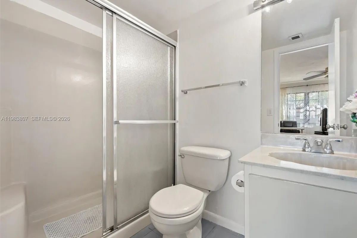 9445 NW 42nd St, Sunrise FL 33351