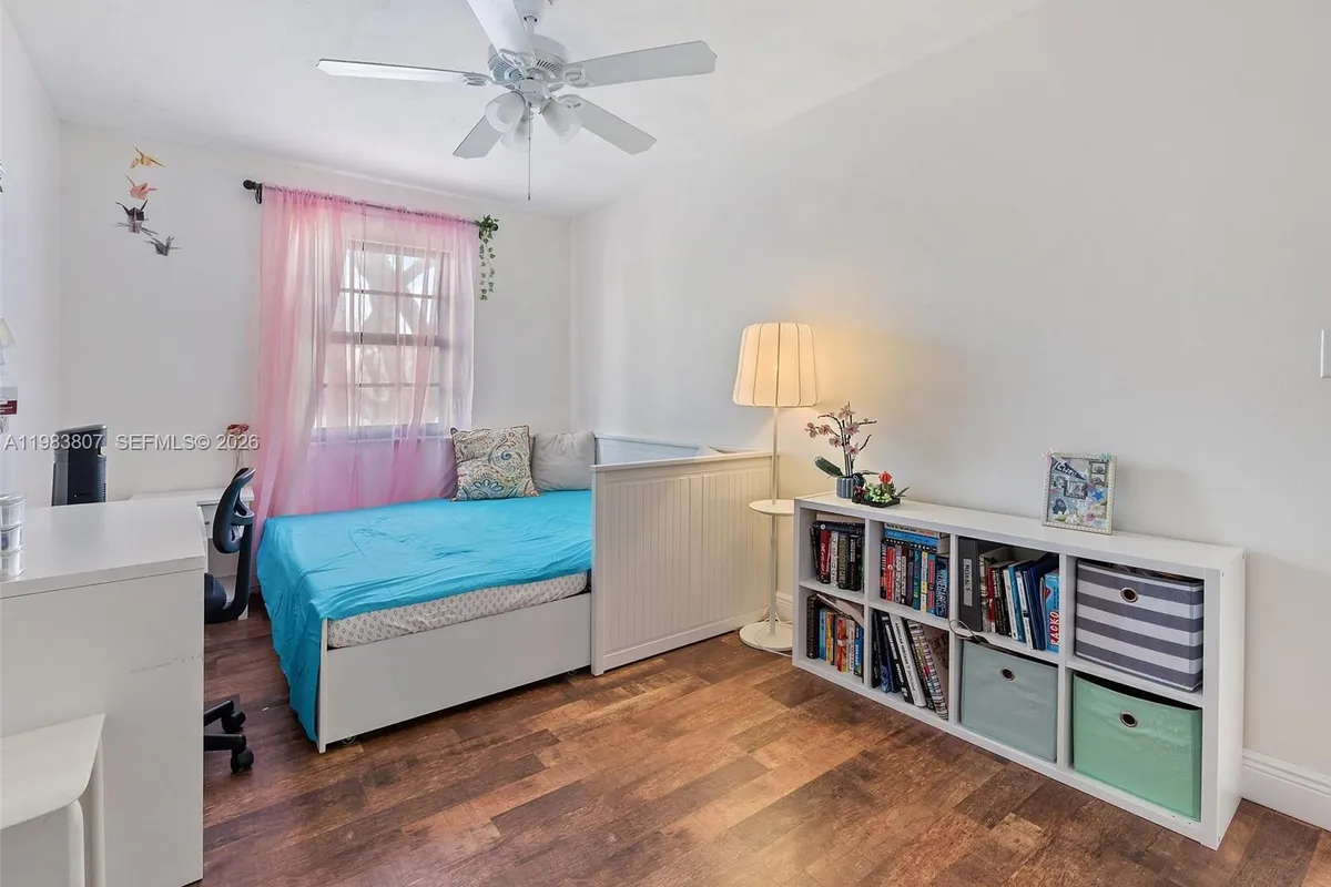 9445 NW 42nd St, Sunrise FL 33351