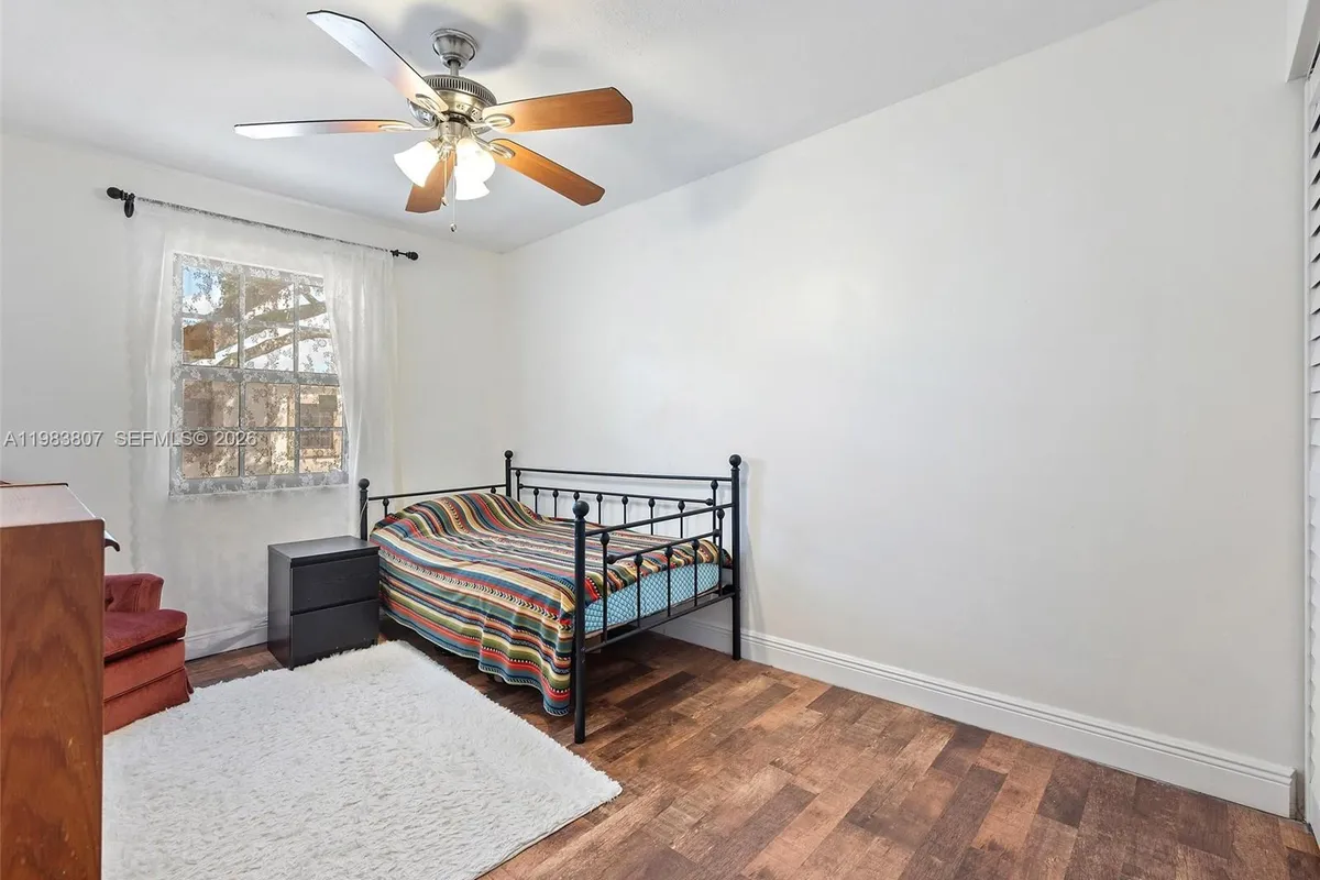 9445 NW 42nd St, Sunrise FL 33351