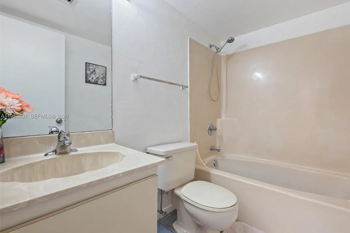 9445 NW 42nd St, Sunrise FL 33351